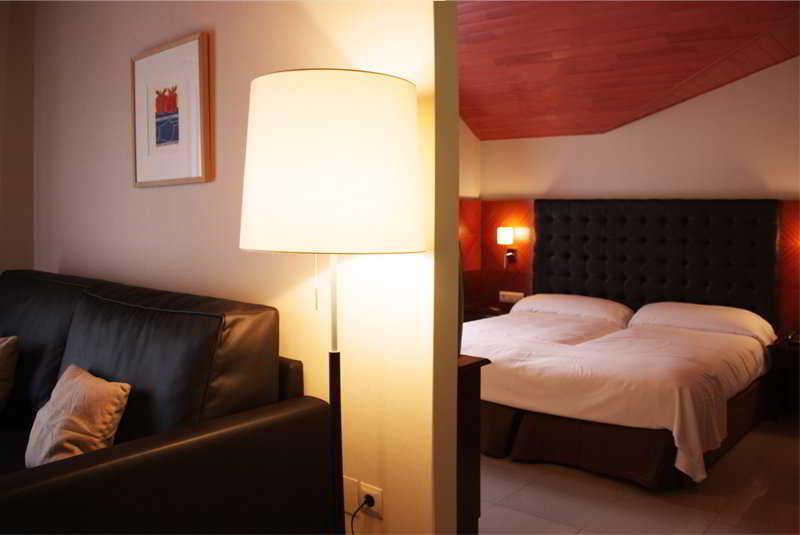 Hotel Mu La Cortinada Bagian luar foto