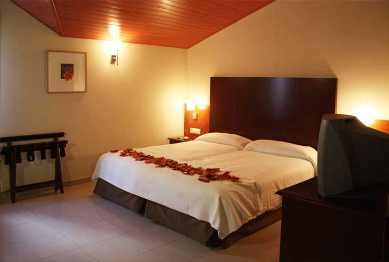 Hotel Mu La Cortinada Bagian luar foto