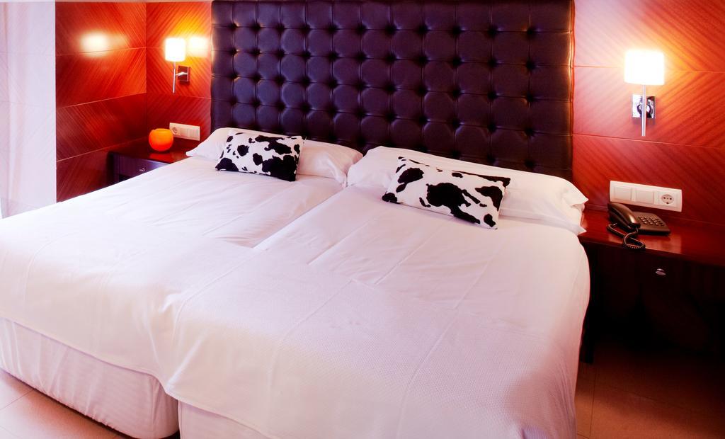 Hotel Mu La Cortinada Bagian luar foto