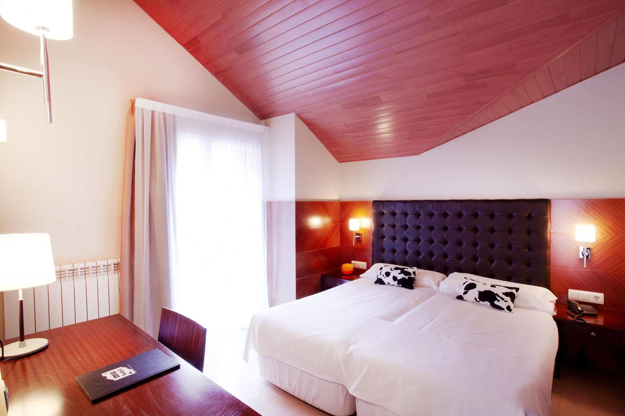 Hotel Mu La Cortinada Bagian luar foto