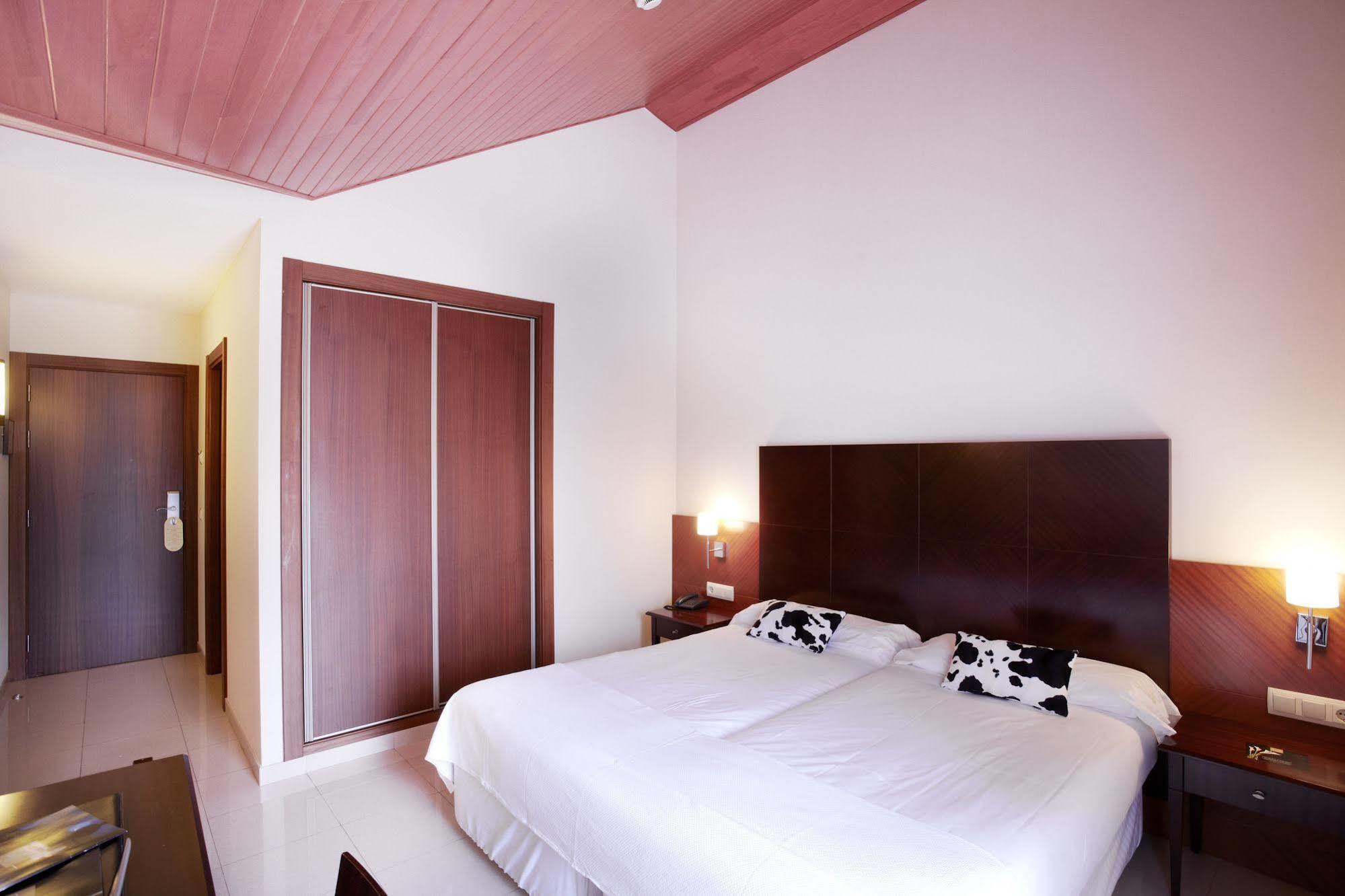 Hotel Mu La Cortinada Bagian luar foto