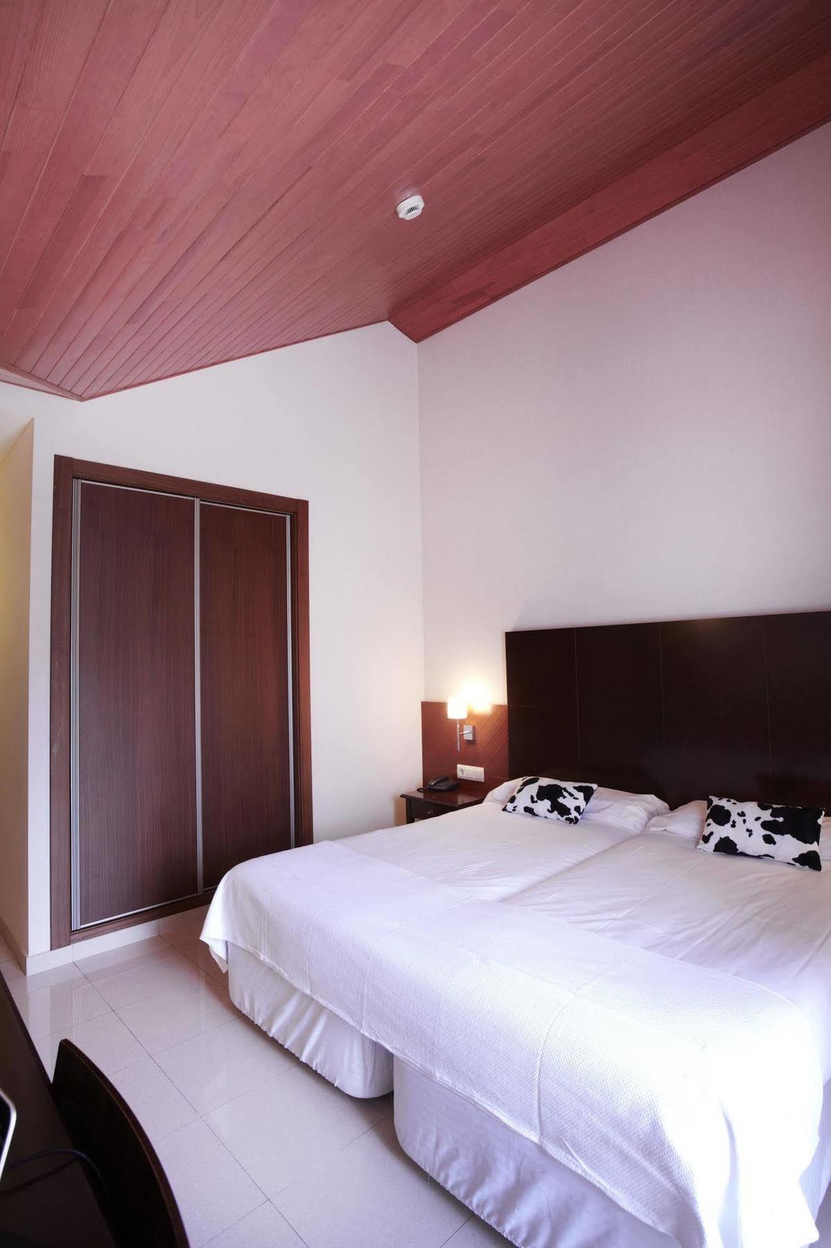 Hotel Mu La Cortinada Bagian luar foto